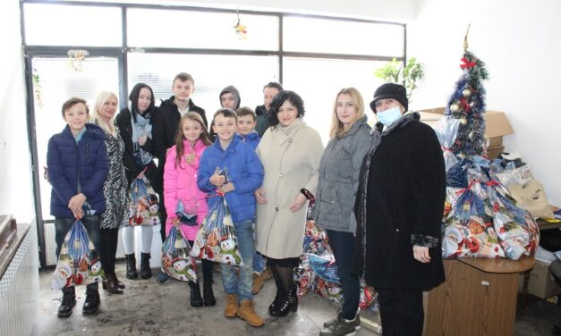 Синдикат РиТЕ Угљевик даровао 90 пакетића дјеци из вишечланих породица