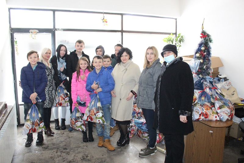 Синдикат РиТЕ Угљевик даровао 90 пакетића дјеци из вишечланих породица